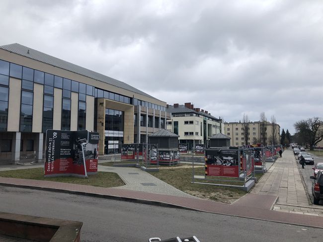 Stalowa Wola. Plac obok Miejskiej Biblioteki Publicznej.