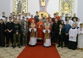 Pamiątkowa fotografia w seminaryjnej kaplicy po Mszy św., której przewodniczył bp Henryk Tomasik.