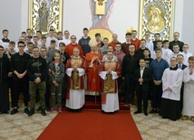 Pamiątkowa fotografia w seminaryjnej kaplicy po Mszy św., której przewodniczył bp Henryk Tomasik.