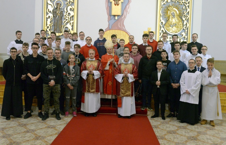 Pamiątkowa fotografia w seminaryjnej kaplicy po Mszy św., której przewodniczył bp Henryk Tomasik.