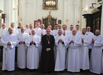 Kolejna grupa nadzwyczajnych szafarzy Eucharystii.