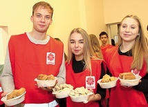 Wolontariusze posługujący podczas wigilii.