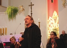 ◄	Muzyk wyznał, że dla niego święta Bożego Narodzenia są spotkaniem z miłością, której w świecie bardzo brakuje.