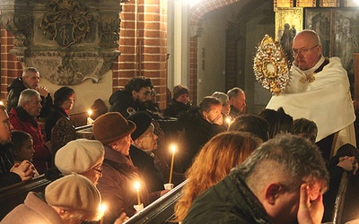 ▲	Ksiądz Robert Kristman udziela błogosławieństwa Najświętszym Sakramentem.