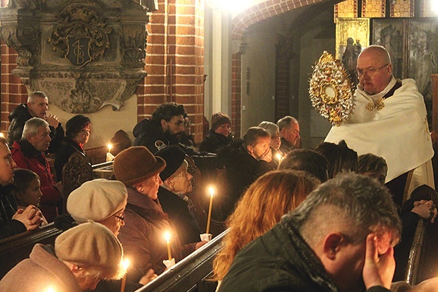 ▲	Ksiądz Robert Kristman udziela błogosławieństwa Najświętszym Sakramentem.