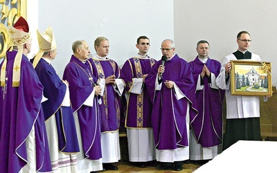 ▲	Wspólnota seminaryjna ofiarowała dostojnemu jubilatowi (trzeci z lewej) obraz przedstawiający kościół pw. Wniebowzięcia NMP w jego rodzinnym Sieciechowie-Opactwie.