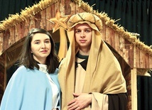 Młode małżeństwo przygotowuje się  do roli rodziców  małego Jezusa.