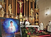 Święte szczątki patrona niezachwianej wiary wprowadził bp Piotr Jarecki.