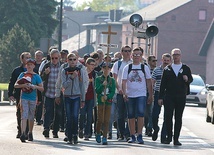 ▲	Mężczyźni z Siemianowic- -Michałkowic w drodze na piekarskie wzgórze.