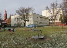 ▲	Szkoła nr 21 sąsiaduje z kościołem pw. MB Częstochowskiej.