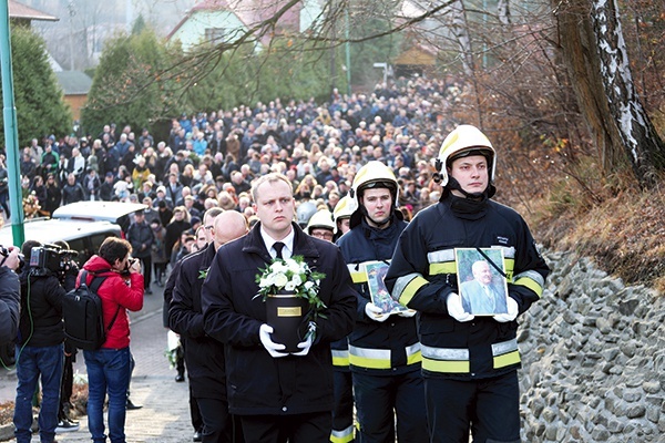 ▲	Tłumy mieszkańców odprowadziły zmarłych na cmentarz.