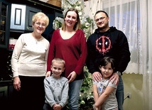 ▲	Wraz z babcią, mamą, tatą i bratem Aleksandrem. 