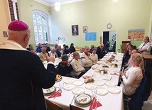 Biskup Ignacy na spotkaniu opatkowym z ubogimi w siedzibie świdnickiej Caritas.