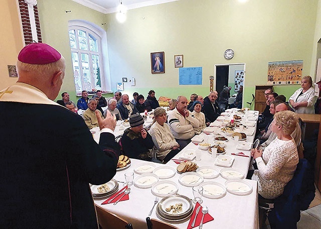 Biskup Ignacy na spotkaniu opatkowym z ubogimi w siedzibie świdnickiej Caritas.
