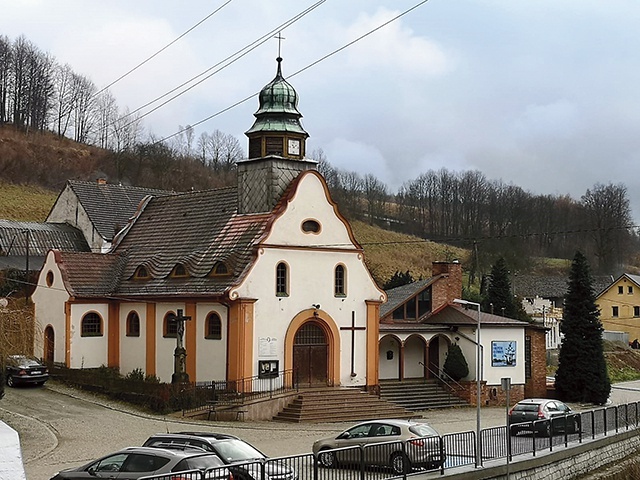 Świątynia umiejscowiona jest w centralnym punkcie wsi.