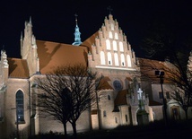 Bernardyni zachęcają do nocnej modlitwy w ich klasztornym kościele w Radomiu.