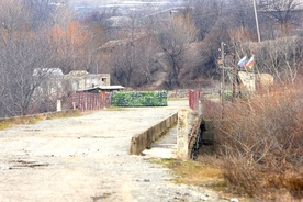 Gruzja: Kard. Parolin w obozie dla uchodźców 