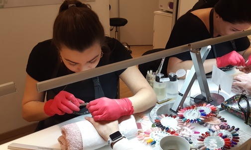 Śląskie. Kreacje, fryzury, makijaż i manicure. Ostatnie przygotowania do Sylwestra