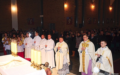 Mszy św. przewodniczył ks. dr Piotr Bajor z Watykanu.