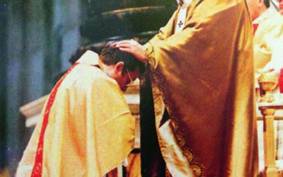 Sakrę biskupią otrzymał z rąk Jana Pawła II w Watykanie.