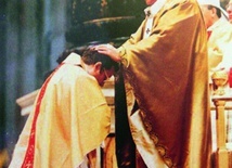 Sakrę biskupią otrzymał z rąk Jana Pawła II w Watykanie.