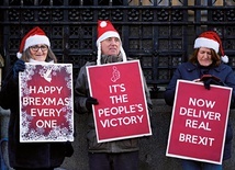 Zwolennicy brexitu demonstrują przed budynkiem Parlamentu  w Londynie.