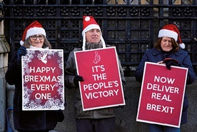 Zwolennicy brexitu demonstrują przed budynkiem Parlamentu  w Londynie.