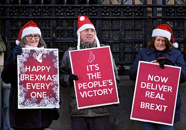 Zwolennicy brexitu demonstrują przed budynkiem Parlamentu  w Londynie.