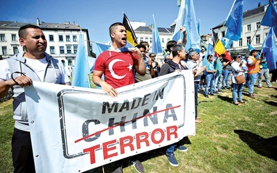 Protest w Brukseli przeciwko polityce Chin wobec Ujgurów.