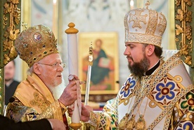 Przekazanie tomosu dla Kościoła na Ukrainie. Na zdjęciu patriarcha Bartłomiej oraz metropolita  kijowski Epifaniusz.