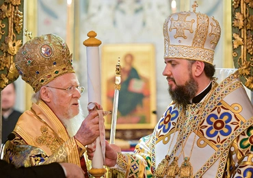 Przekazanie tomosu dla Kościoła na Ukrainie. Na zdjęciu patriarcha Bartłomiej oraz metropolita  kijowski Epifaniusz.