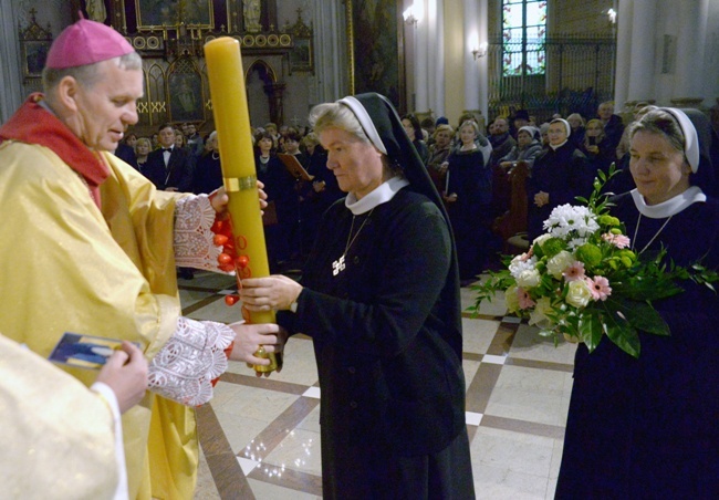 Listopad. W katedrze odbyły się uroczystości 75 lat posługi w Radomiu sióstr ze Zgromadzenia Sióstr Zmartwychwstania Pańskiego.