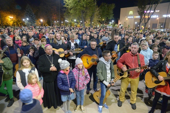 Październik. Z okazji rocznicy wyboru Jana Pawła II zaśpiewano "Barkę" na sto gitar.