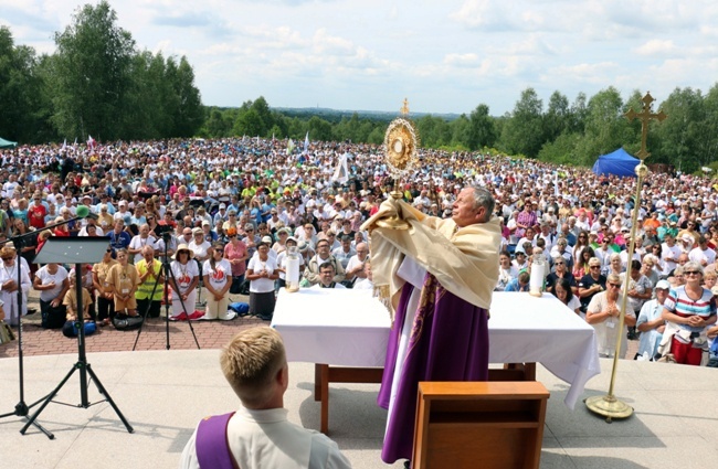 Sierpień. Pątnicy zmierzający na Jasną Górę w 41. Pieszej Pielgrzymce Diecezji Radomskiej uczestniczyli w nabożeństwie pokutnym, które po raz pierwszy zostało zorganizowane na Przeprośnej Górce.