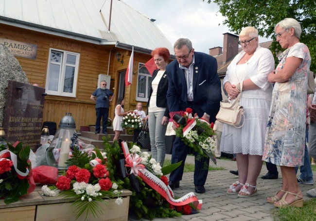 Sierpień. Obchody 43. rocznicy śmierci sługi Bożego ks. Romana Kotlarza, męczennika robotniczego protestu z czerwca 1976 roku.