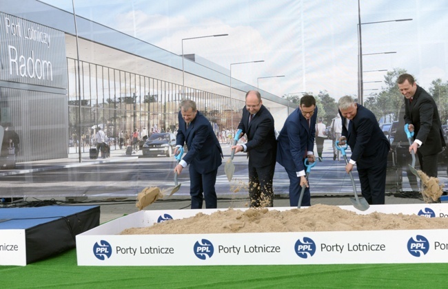 Maj. Wykopano pierwszą łopatę pod rozbudowywane lotnisko w Radomiu.