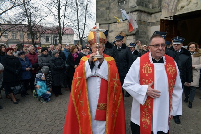 Kwiecień. Do kolegiaty pw. św. Mikołaja w Końskich zostały wprowadzone relikwie Krzyża Świętego.