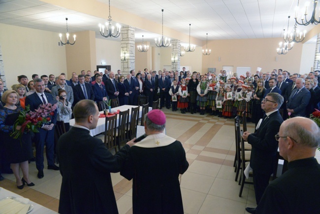 Styczeń. Spotkanie opłatkowe samorządowców diecezji radomskiej z bp. Henrykiem Tomasikiem.