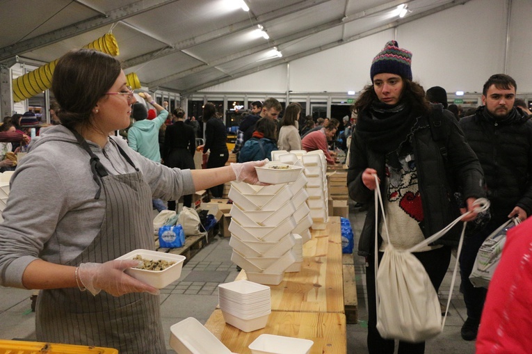 ESM 2019. Posiłek na pl. Wolności i ostatnia modlitwa w Hali Stulecia