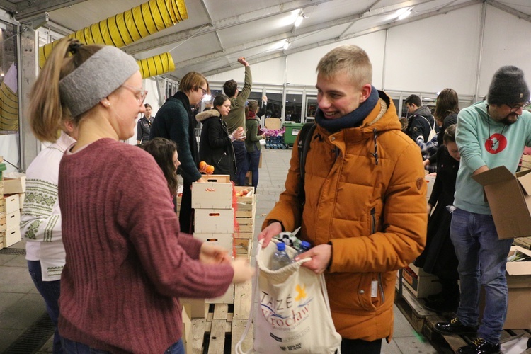 ESM 2019. Posiłek na pl. Wolności i ostatnia modlitwa w Hali Stulecia