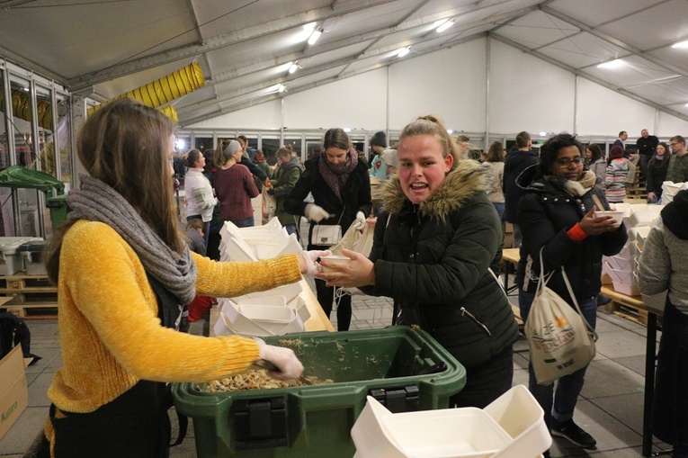 ESM 2019. Posiłek na pl. Wolności i ostatnia modlitwa w Hali Stulecia