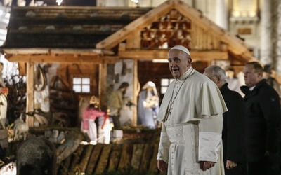Papież stanowczym gestem uwolnił się z uścisku kobiety