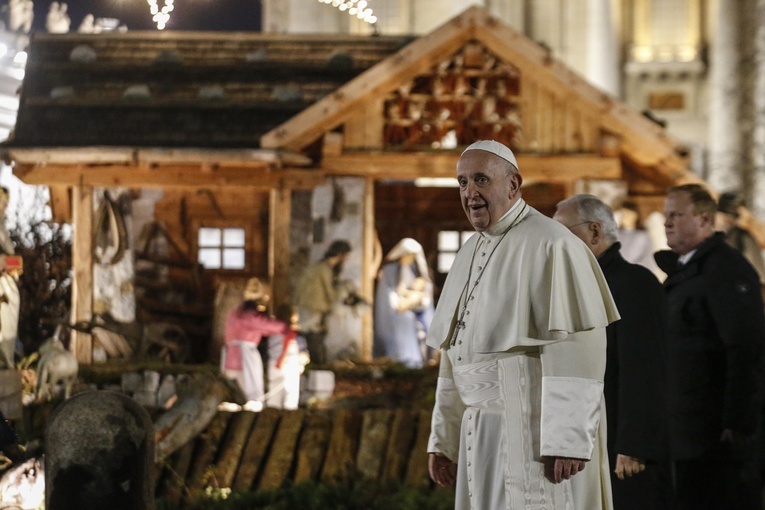 Papież stanowczym gestem uwolnił się z uścisku kobiety