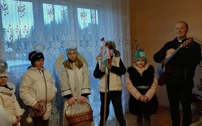Ulanów, mieszkanie prywatne. Grupa kolędnicza.