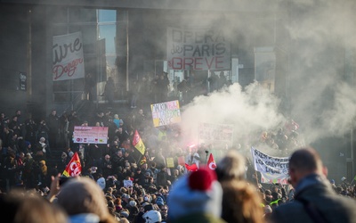 Policja użyła gazu łzawiącego wobec demonstrantów w Paryżu