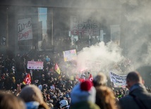 Policja użyła gazu łzawiącego wobec demonstrantów w Paryżu