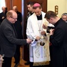 Bp Adam poświęcił i okadził mieszkanie bp. Ignacego.