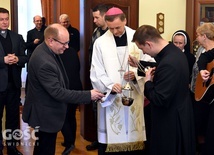 Bp Adam poświęcił i okadził mieszkanie bp. Ignacego.