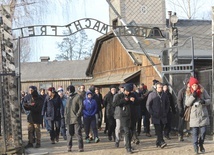 Bracia z Taizé oraz wolontariusze z różnych krajów odwiedzili były niemiecki obóz koncentracyjny Auchswitz.