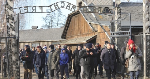 Bracia z Taizé oraz wolontariusze z różnych krajów odwiedzili były niemiecki obóz koncentracyjny Auchswitz.